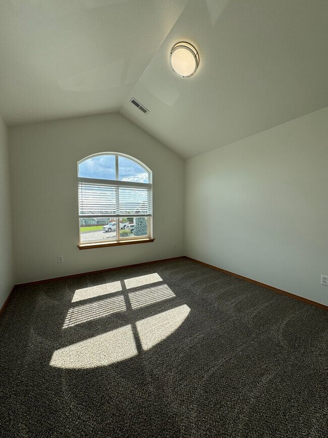 Building Photo - Large 4 Bed Rental in Established Neighborhood