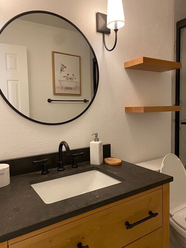 Building Photo - Furnished 2/2.5 Condo Blocks from Baylor C...