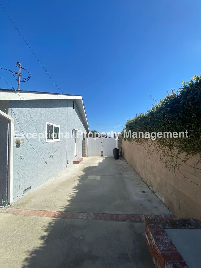 Building Photo - Great 4 bedroom 2 bath single story home