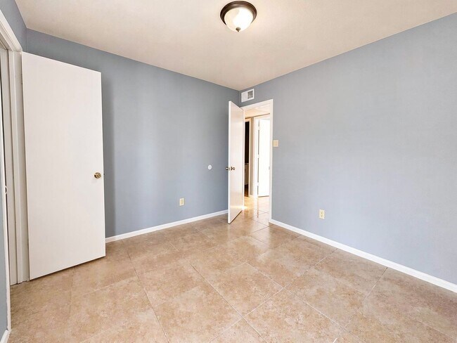 Building Photo - 915 Lemontree Dr