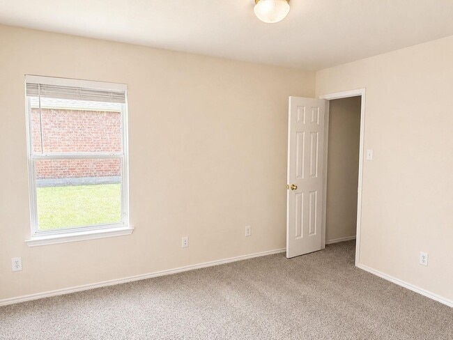Building Photo - 1406 Millbrook Ln