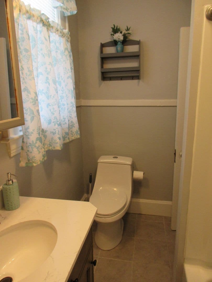 Building Photo - 702 28th St