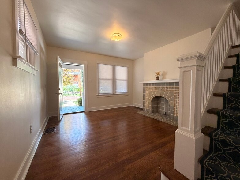 Building Photo - 607 1/2 Klemont Ave