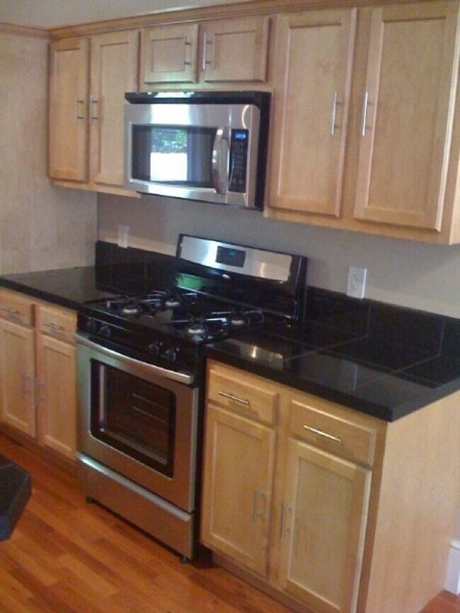 Building Photo - Large Renovation in South Side Flats! A/C,...