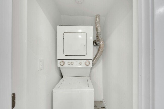 Building Photo - 826 Grand St