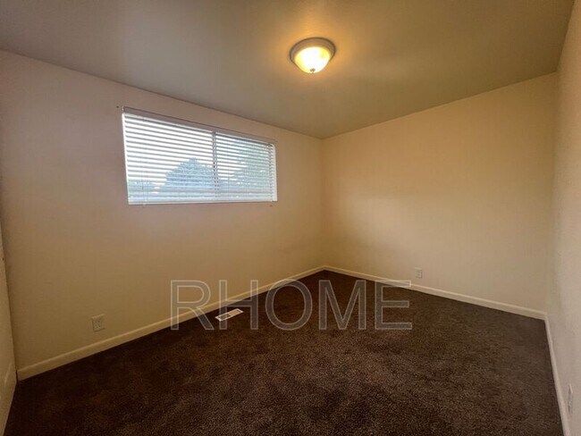 Building Photo - 267 W Center St