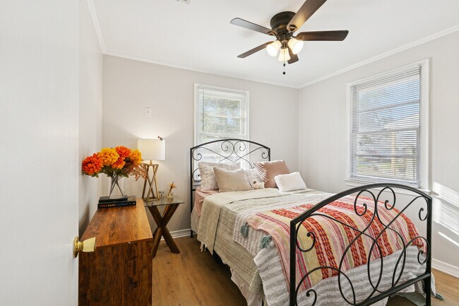 Building Photo - 453 Aurora Ave