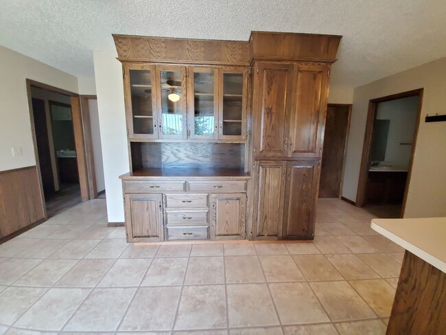 Building Photo - 3 bed 2.5 bath townhouse