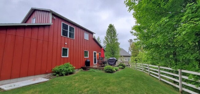 Building Photo - Fully Furnished Monthly Off-Season Gem!