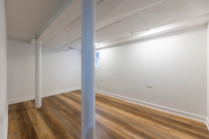 Building Photo - 6327 S Kenneth Ave