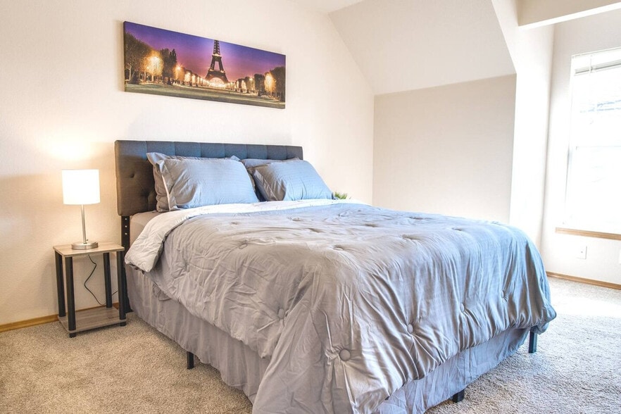 Building Photo - 19 E King St