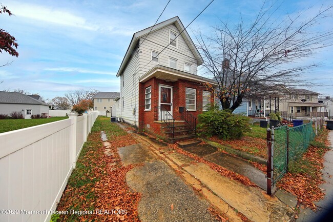 Building Photo - 45 Cedar St