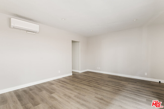 Building Photo - 1307 Tamarind Ave