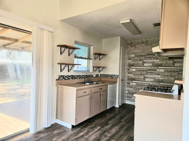 Building Photo - 10810 Parkland Woods Dr