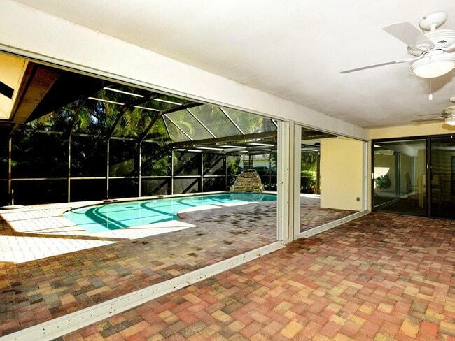 Building Photo - 5979 Pinebrook Dr