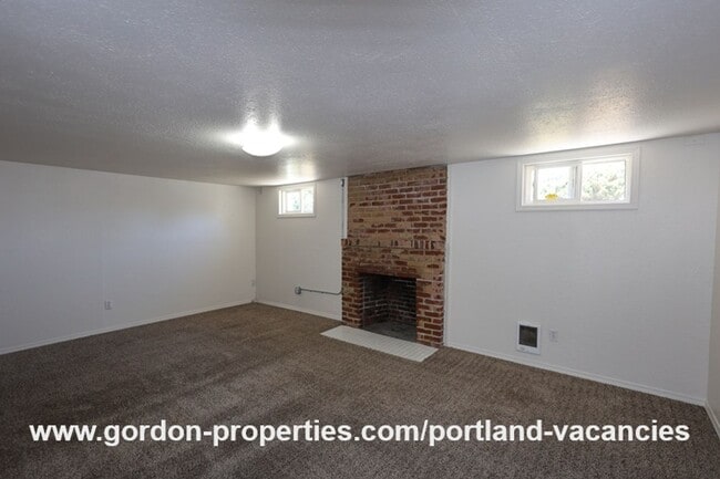 Building Photo - SE 57th Ave - 5 bedroom home with fireplac...