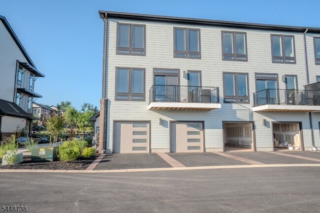 Building Photo - 112 Village Dr