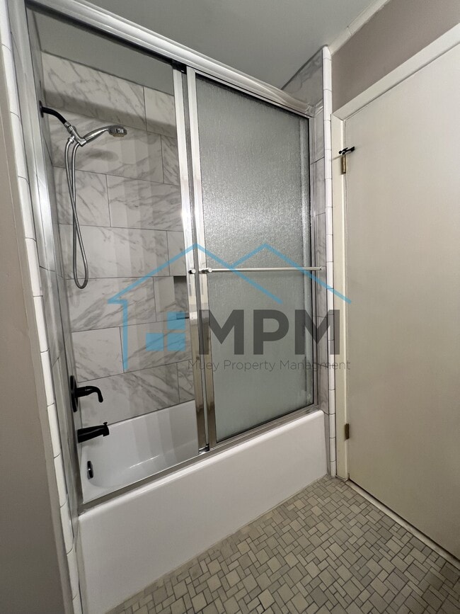 Building Photo - 616 Lakeshore Dr