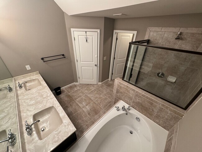 Master Bath - 4697 Pine St SE