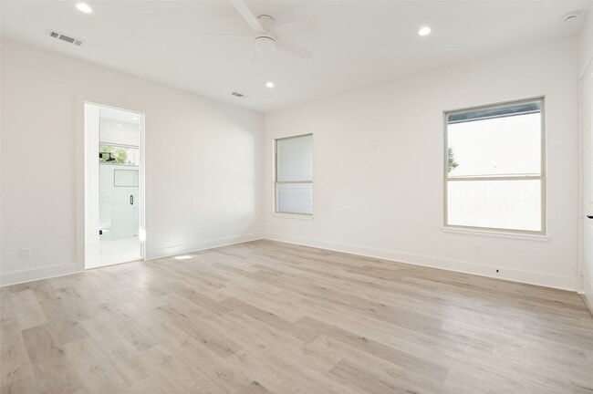 Building Photo - 2654 Mt View Dr