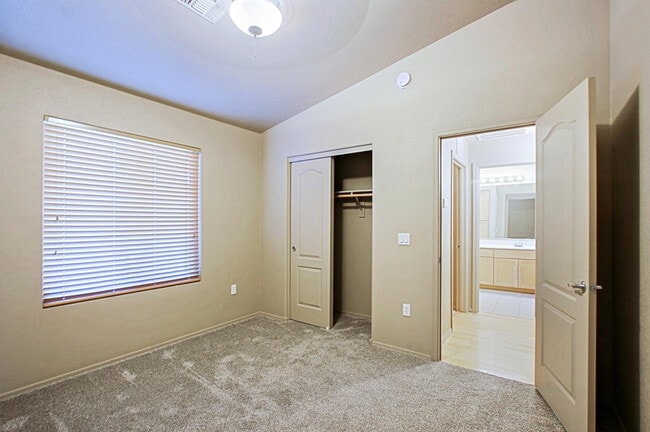 Building Photo - 2402 E 5th St