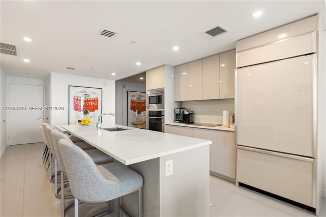 Building Photo - 460 NE 28th St