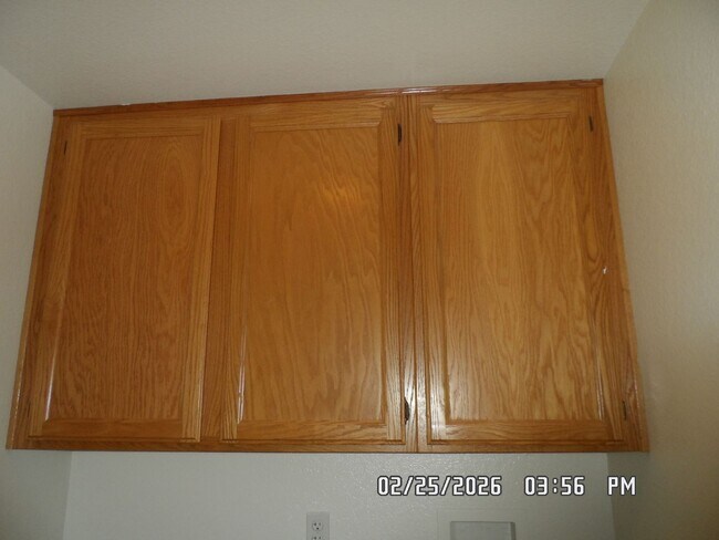 Building Photo - 3 Bedrooms, 2 Bathrooms, Approx 1582 sq. ft., 2 Car Garage, Fenced Back Yard, Rock-scaped Front Y...