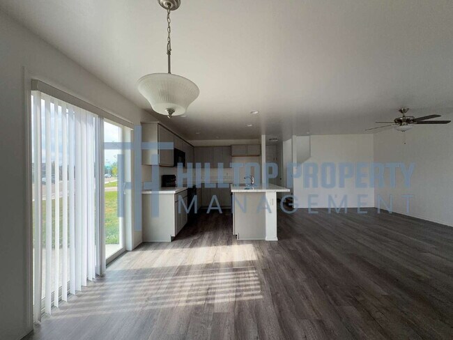 Building Photo - Beautiful 3 Bed, 2.5 Bath