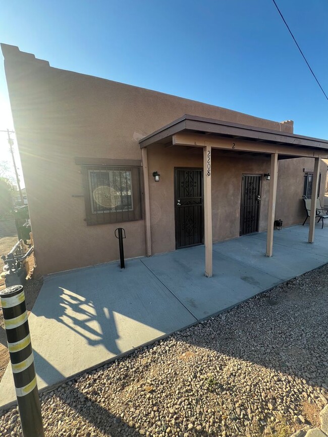 Building Photo - Recently Remodeled-Charming & Cozy Studio Apt.