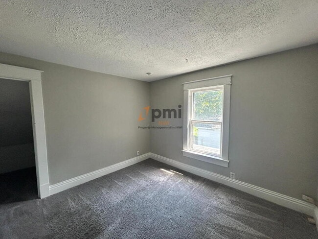 Building Photo - 906 2nd St