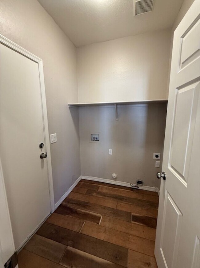 Building Photo - 3 Bedroom 2 Bath Home - Contact Property Pros Property Management