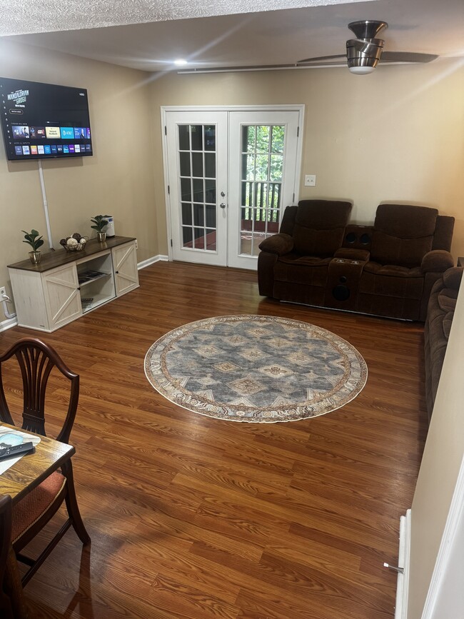 Building Photo - 127 Eaglewood Way