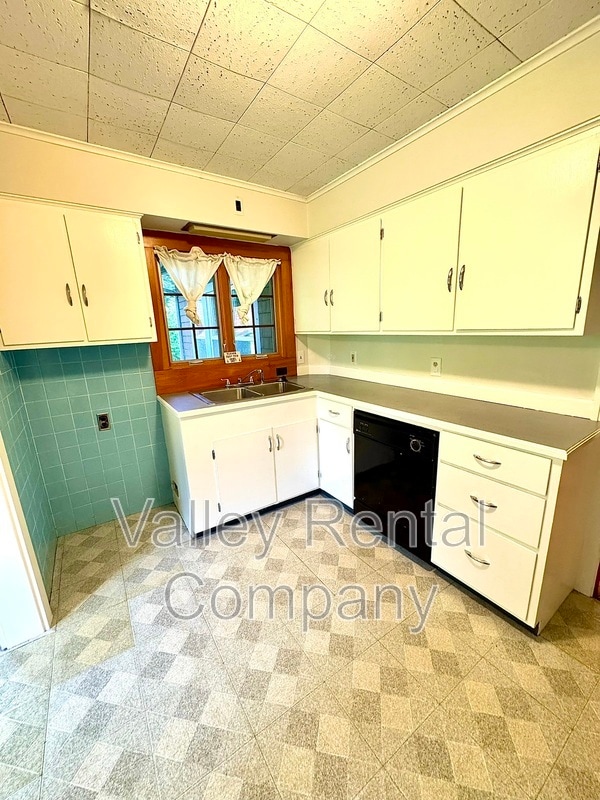 Building Photo - 323 Pelham Rd