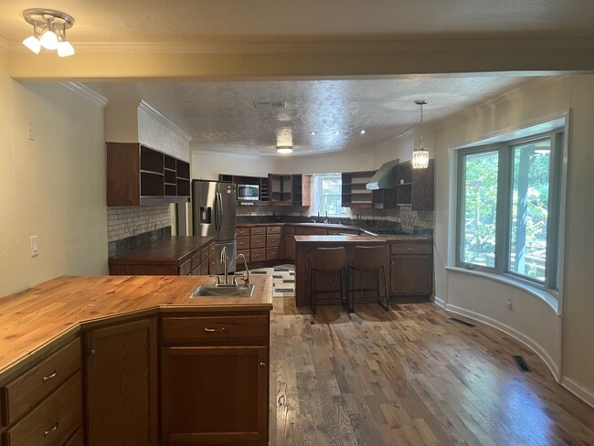 Building Photo - 331 Chickasaw Dr