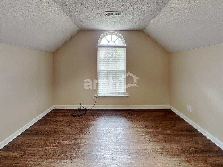 Building Photo - 18 N Orchard Farms Ave