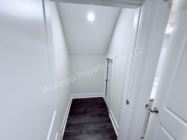 Building Photo - 1212 Ivy Rd