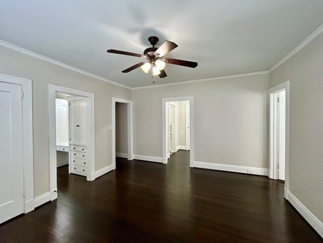 Building Photo - Adorable Upstairs 1/1 w/ Hardwoods in Small 16 Unit 1920's Complex