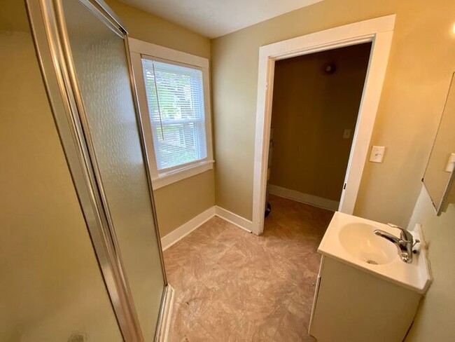 Building Photo - Spacious 1 Bedroom Apartment in North Nash...