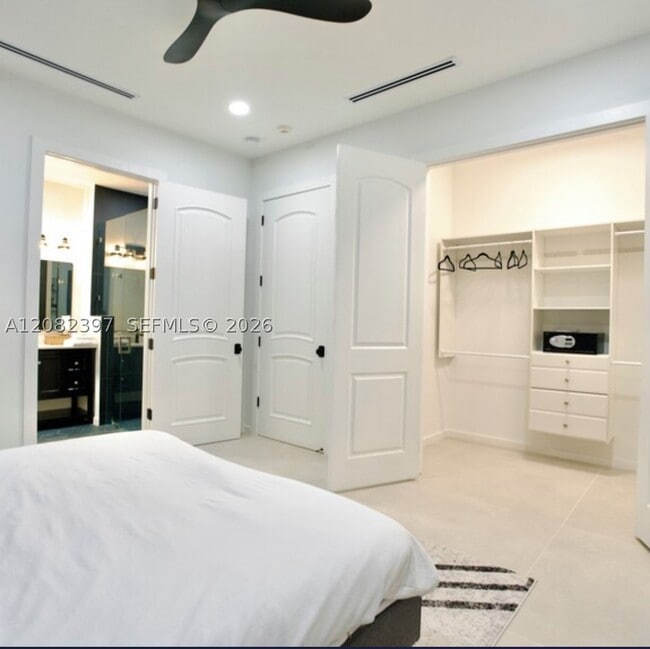 Building Photo - 131 Royal Palm Dr