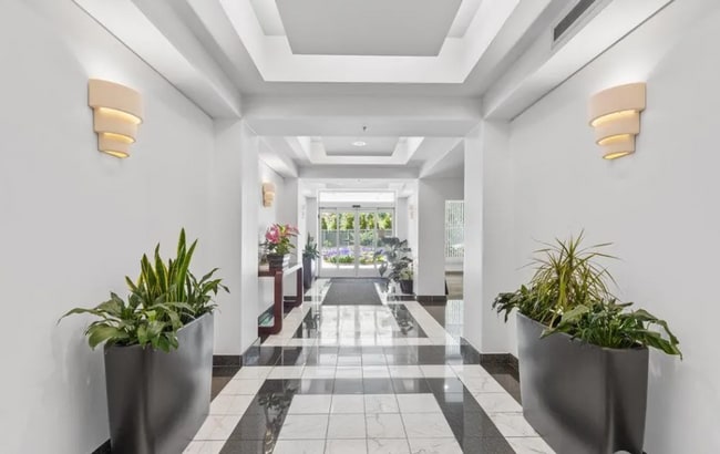 Building Photo - Luxury Corner 1BR/1BA Condo with Deck in t...
