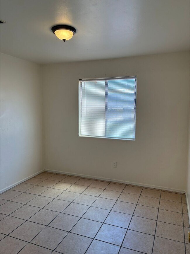 Building Photo - Beautifully Renovated 3 Bedroom Home -A/C-...