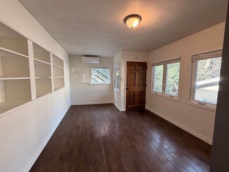 Building Photo - 2530 Glen Green St