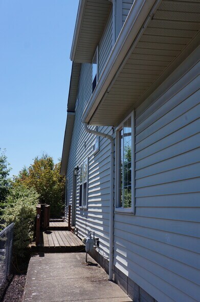 Building Photo - 6925 / 6927 Ridgetop Dr NE