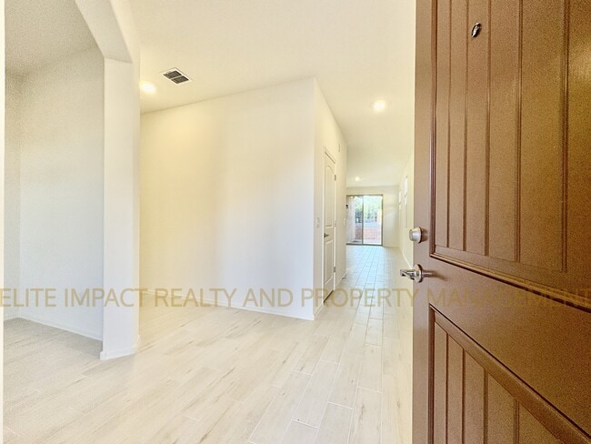 Building Photo - 9365 N Peridot Vis Ave