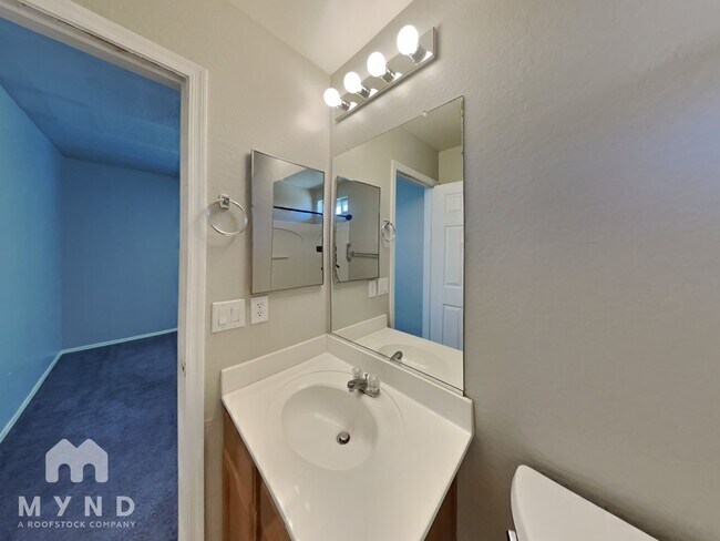 Building Photo - 1424 W Central Ave