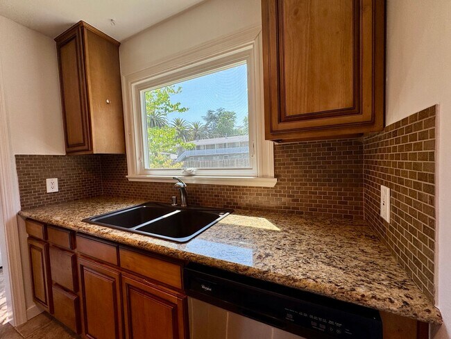 Building Photo - Charming Home Available Now!
