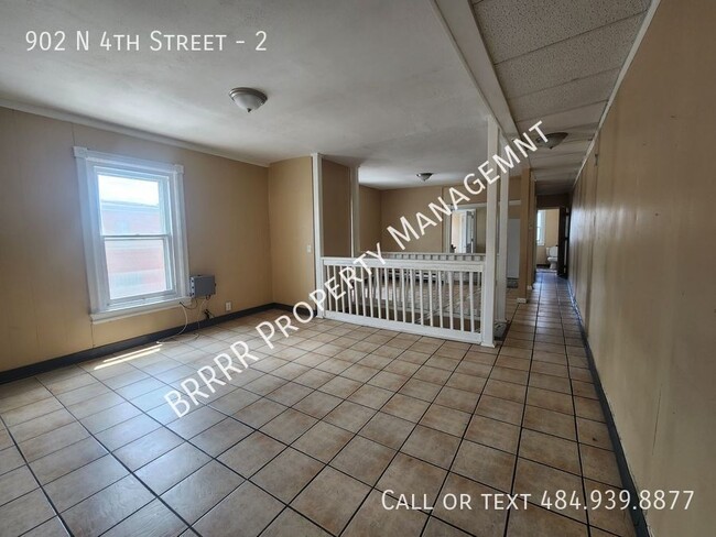 Building Photo - 3 bedroom 2 full bathroom apartment on the...