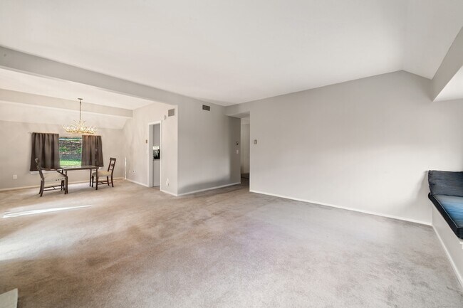 Building Photo - 21 Heritage Vlg