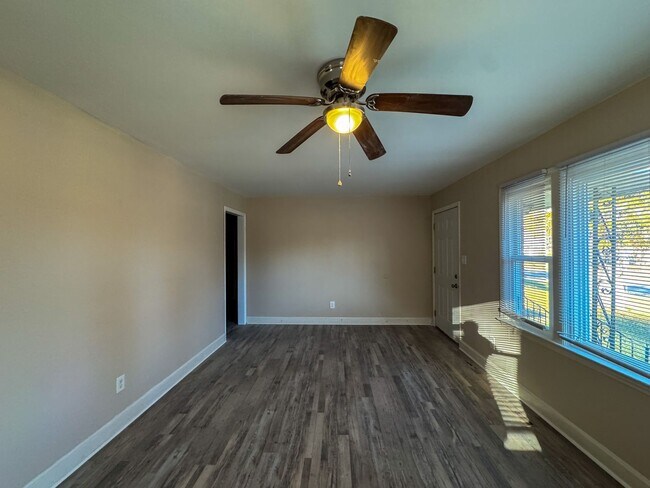 Building Photo - Charming 3 Bed 1 Bath Home Conveniently Lo...