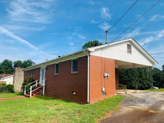 Building Photo - Welcome home! 3 bed, 1.5 bath, newly renov...